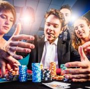 Мужчины против женщин — как они играют в казино
